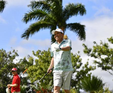 　１打目に向かう岡田監督（撮影・中田匡峻）