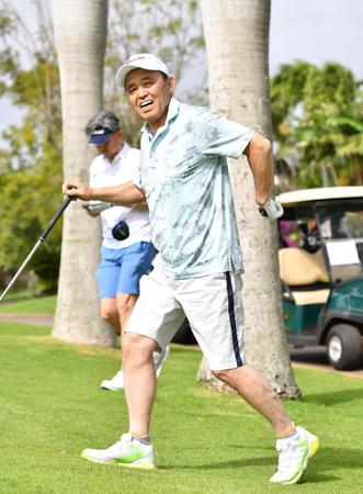 　照りつける日差しに笑顔を見せる岡田監督（撮影・中田匡峻）