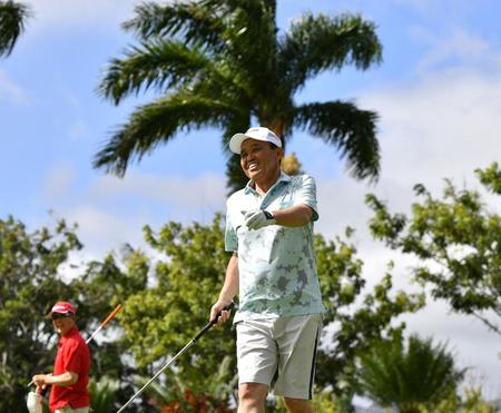 【写真】岡田監督の爽やかすぎるハワイでのゴルフスタイル　コーディネーターは陽子夫人？