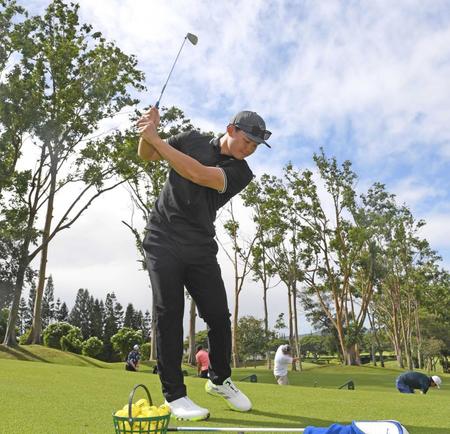 　練習場で素振りをする森下