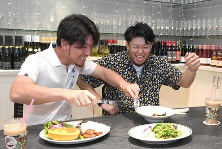 【写真】ふざけ合う伊藤将と岩貞　ハワイでテンションアゲアゲ