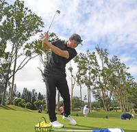 　練習場で素振りをする森下