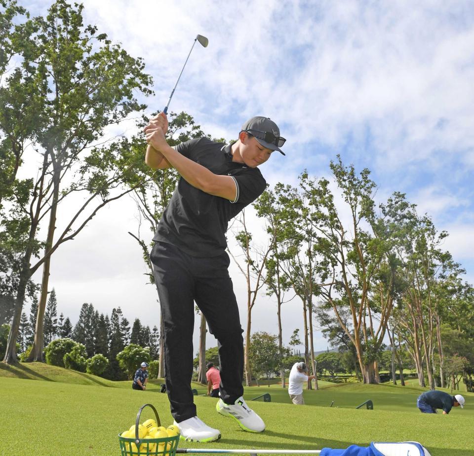 　練習場で素振りをする森下