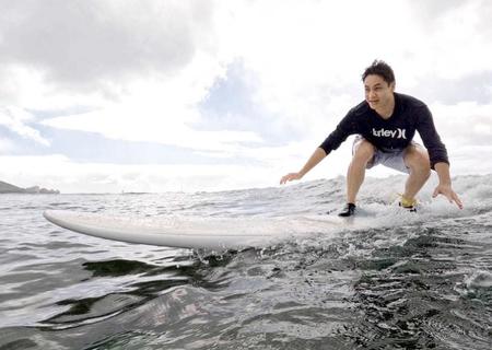 【写真】激レアショット！　サーフィンを楽しむ大竹