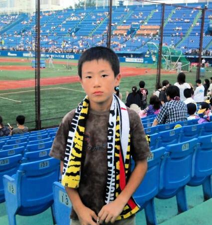 　小学時代に神宮球場で阪神戦を観戦する福島（家族提供）