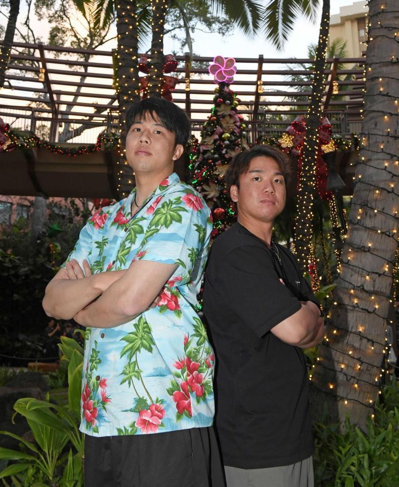 　来季、さらなる飛躍が期待される才木（左）と村上（撮影・中田匡峻）