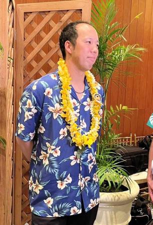 　アロハシャツ姿でハワイを満喫する青柳