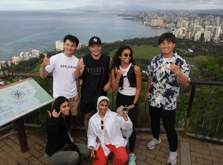 　ダイヤモンドヘッドで観光客と写真を撮る（後列左から）栄枝、小野寺、（一人飛んで）桐敷（撮影・中田匡峻）