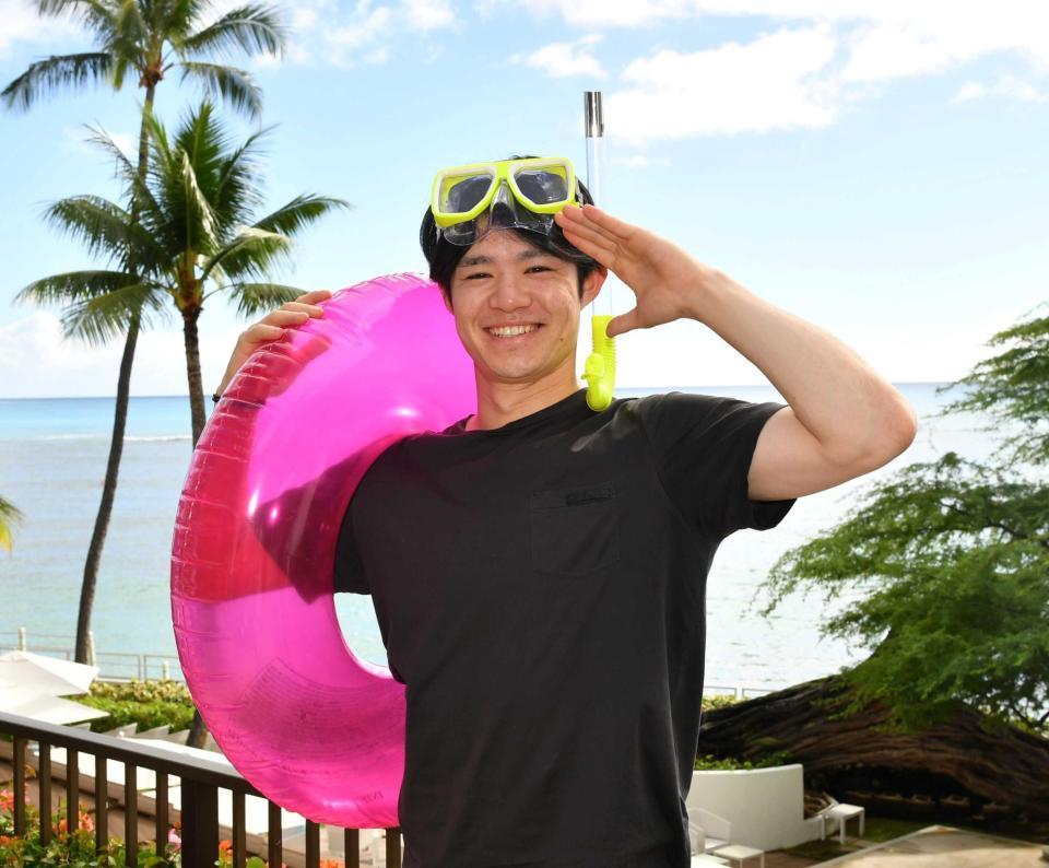 　浮輪を手にシュノーケルを付け、ポーズを取る中野（撮影・中田匡峻）