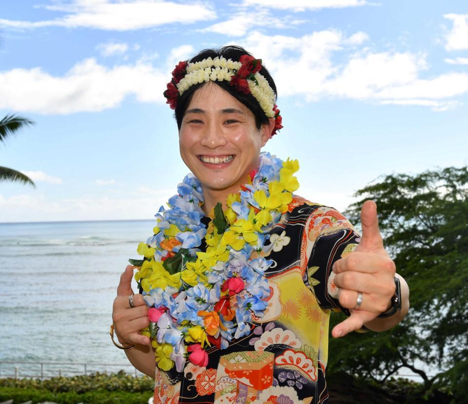 　海をバックに笑顔でポーズを取る木浪（撮影・中田匡峻）