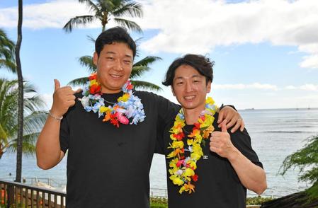 　Ｖ旅行を満喫する大山（左）と近本＝１３日