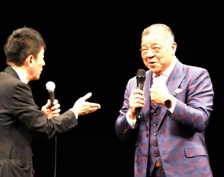 　登壇し、笑顔でトークをする掛布氏（右）