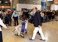 　ファンの出迎えを受け帰国した岡田監督（撮影・山口登）