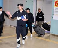 　ハワイから帰国した（左から）青柳、梅野、伊藤将（撮影・山口登）