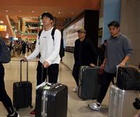 　ハワイから帰国した（左から）才木、馬場、大竹（撮影・山口登）