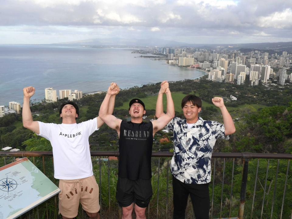 　ダイヤモンドヘッドの頂上でポーズを決める（右から）桐敷、小野寺、栄枝（撮影・中田匡峻）