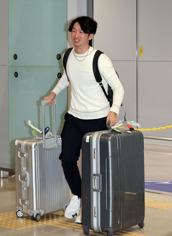 　ハワイから帰国した近本（撮影・山口登）