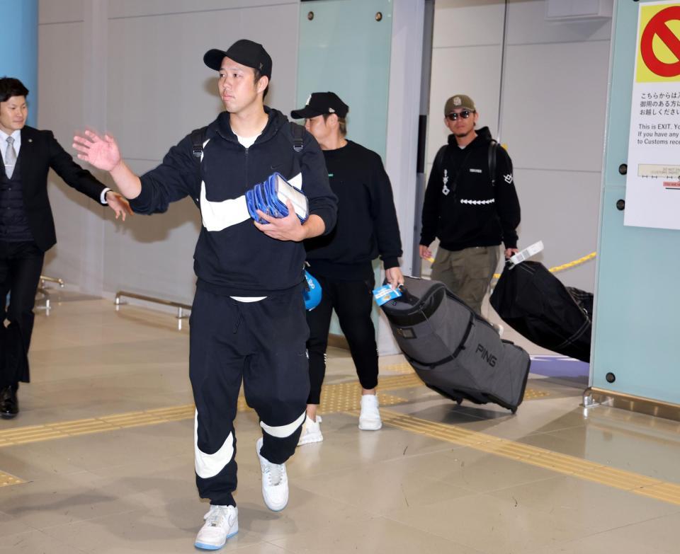 　ハワイから帰国した（左から）青柳、梅野、伊藤将（撮影・山口登）