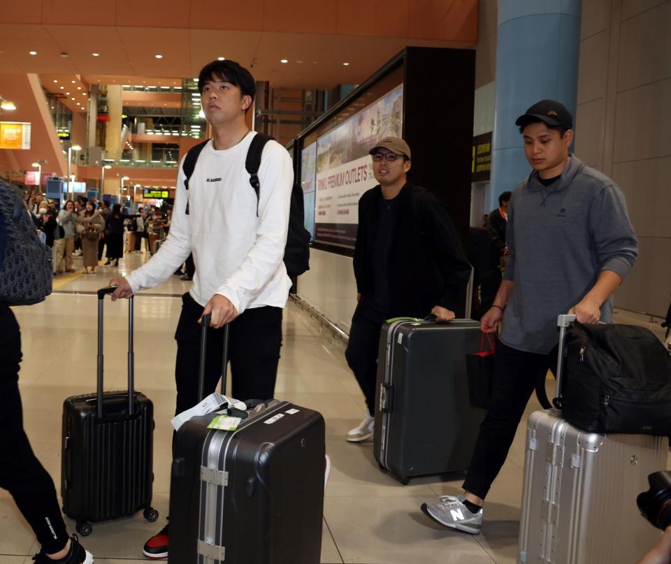 　ハワイから帰国した（左から）才木、馬場、大竹（撮影・山口登）