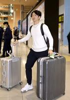 　ハワイから帰国した近本（撮影・山口登）