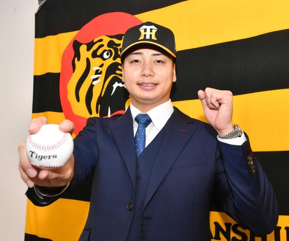 　入団会見に臨む漆原（撮影・石井剣太郎）