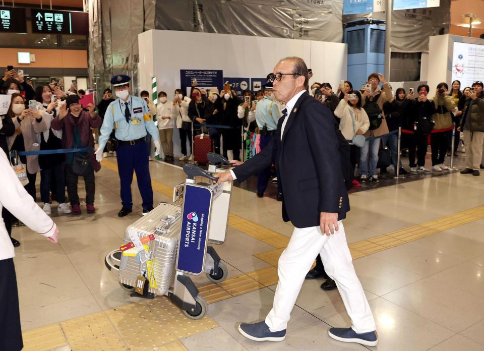 　帰国してファンの出迎えを受ける岡田監督＝関西国際空港