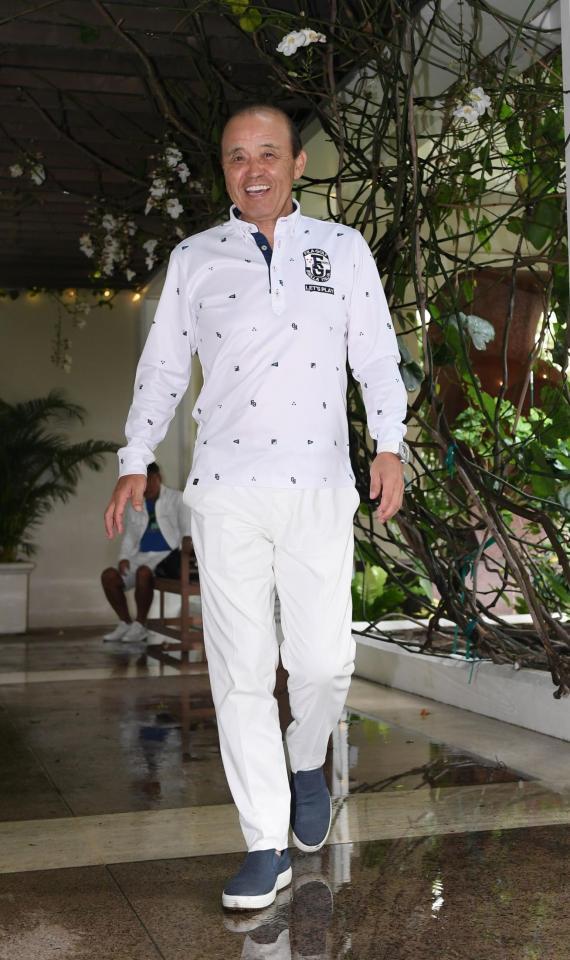 　笑顔を見せる岡田監督（１９日撮影）