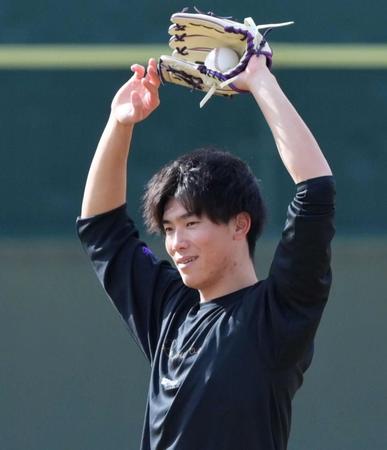 　キャッチボールで汗を流す湯浅