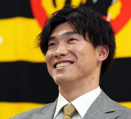 　契約更改を終え会見する湯浅（撮影・山口登）