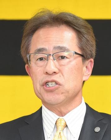 　会見する粟井一夫氏（撮影・高部洋祐）