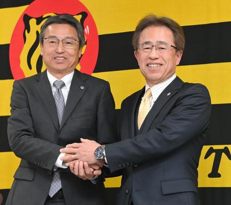 　百北球団社長（左）と握手を交わす粟井一夫氏（撮影・高部洋祐）