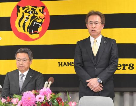 　会見の冒頭であいさつする粟井一夫氏。左は百北幸司球団社長（撮影・高部洋祐）