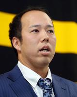 　契約更改を終え会見する青柳（撮影・山口登）