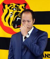 　契約更改を終え会見する青柳（撮影・山口登）