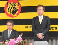 　会見の冒頭であいさつする粟井一夫氏。左は百北幸司球団社長（撮影・高部洋祐）