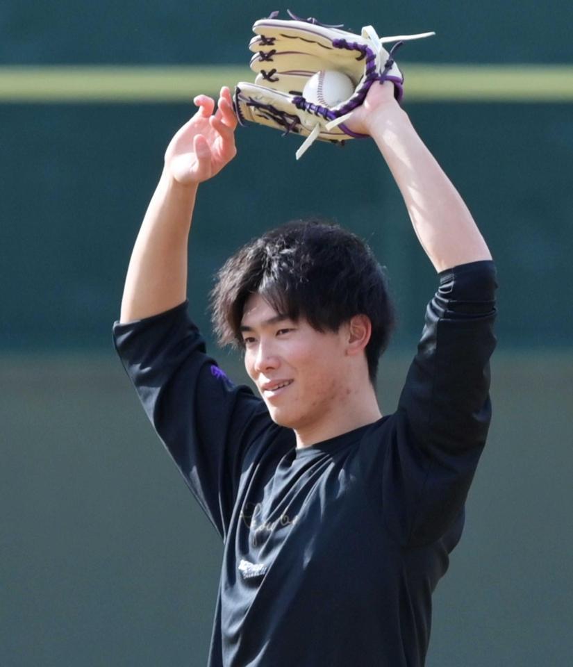 　キャッチボールで汗を流す湯浅