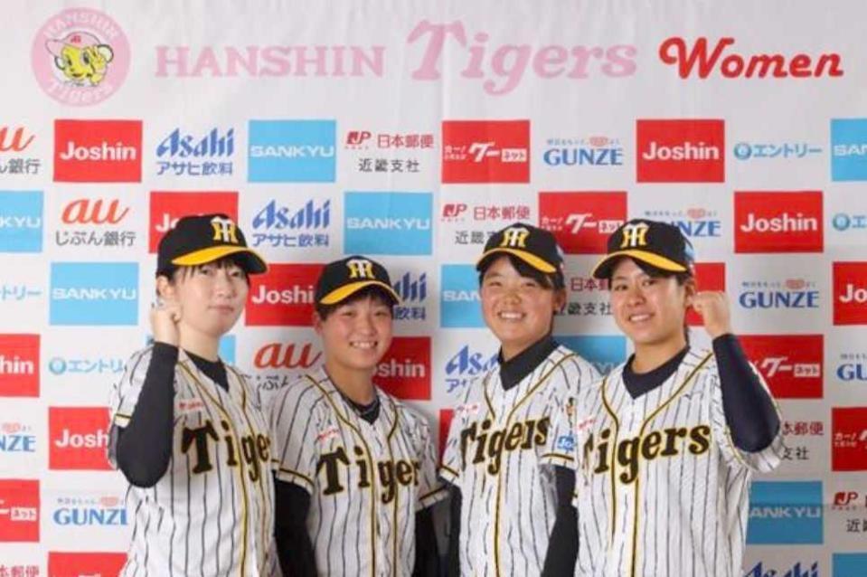 　タイガースＷｏｍｅｎの新入団選手（左から）竹内くらら、高橋愛、樫谷そら、三村歩生（球団提供）