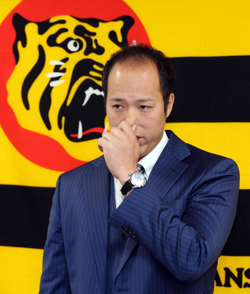 　契約更改を終え会見する青柳（撮影・山口登）