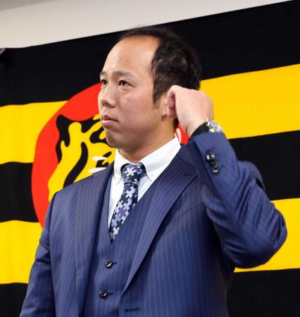 　契約更改を終え会見する青柳