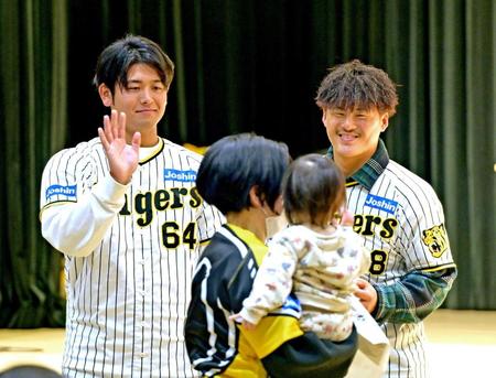 　プレゼントを手渡し笑顔を見せる前川（右）と岡留（撮影・立川洋一郎）