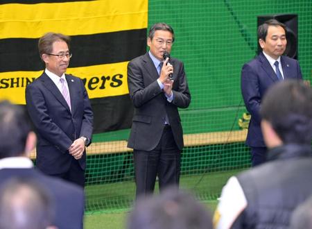 　球団納めの会であいさつする百北幸司球団社長（中央）。左は粟井一夫新球団社長（撮影・立川洋一郎）