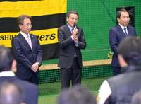 　球団納めの会であいさつする百北幸司球団社長（中央）。左は粟井一夫新球団社長（撮影・立川洋一郎）