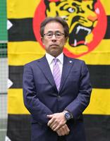 　球団納めの会に出席する粟井一夫新球団社長（撮影・立川洋一郎）