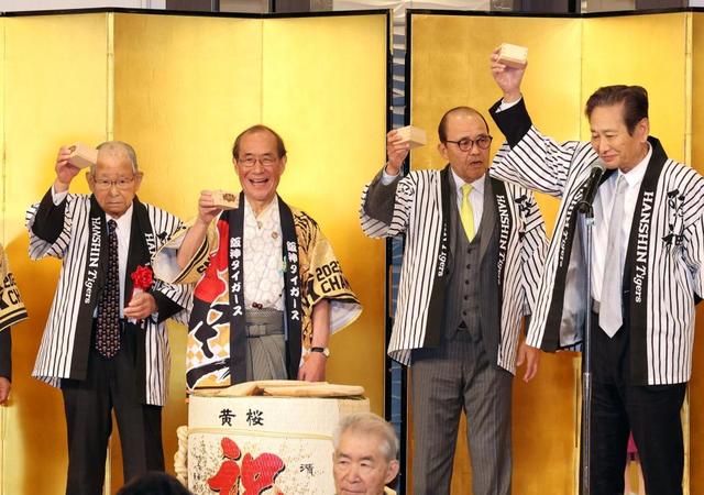 阪神タイガース　吉田義男監督　直筆サイン永久欠番ユニフォーム　追悼試合　岡田彰布 阪神】きょう吉田義男さん追悼試合 過去の永久欠番デーは