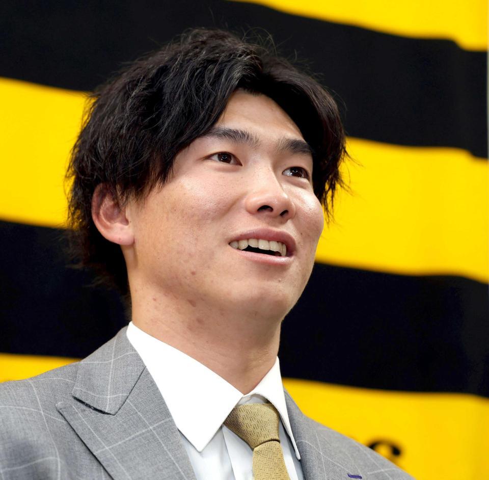 　契約更改を終え会見する湯浅（撮影・山口登）