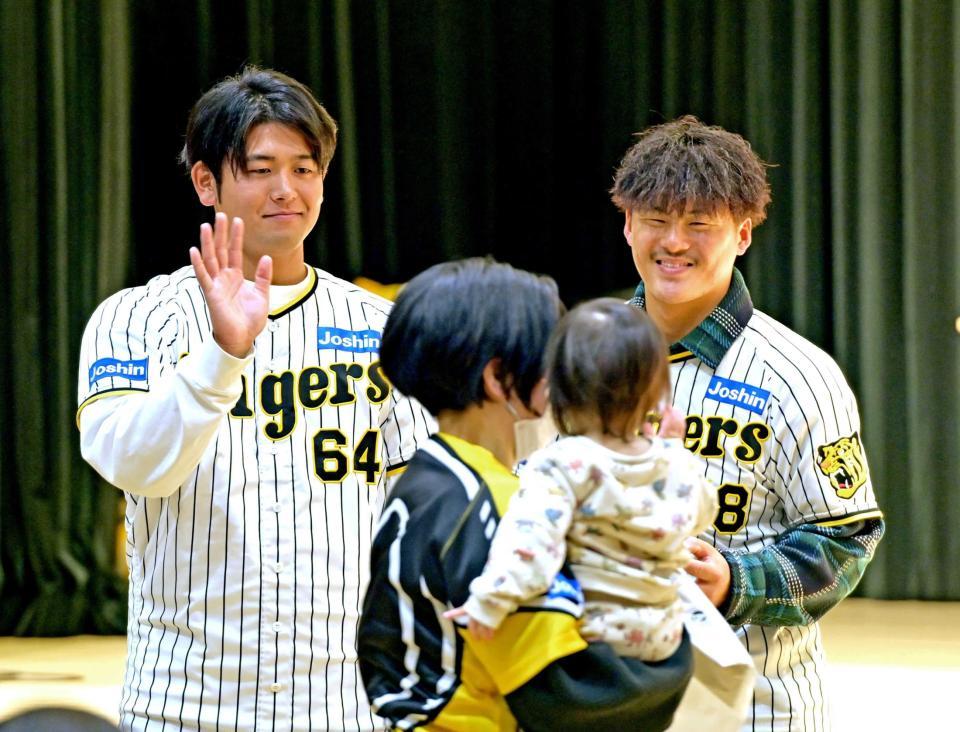 　プレゼントを手渡し笑顔を見せる前川（右）と岡留（撮影・立川洋一郎）