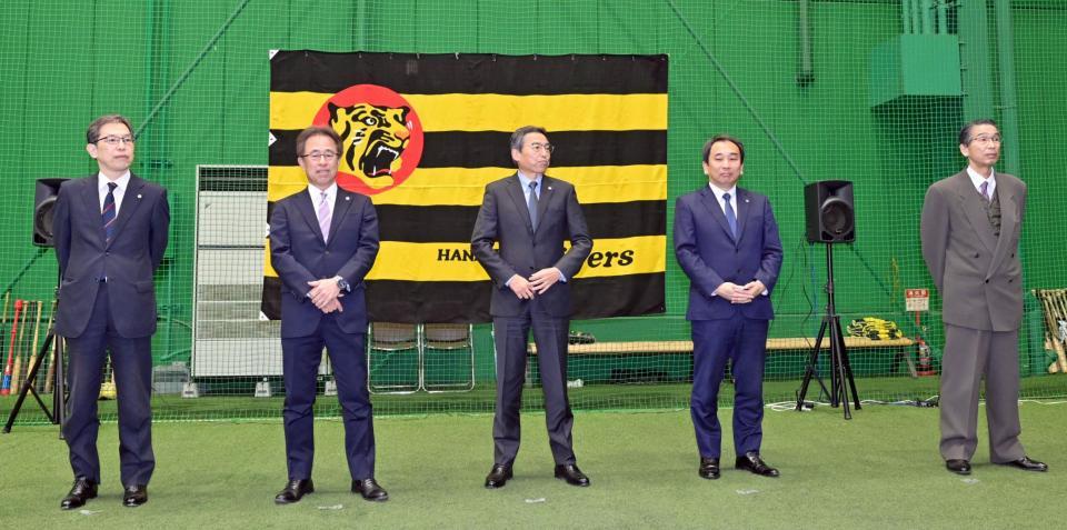 　球団納めの会に出席する（左から）信本秀夫常務取締役、粟井一夫新球団社長、百北幸司球団社長，城島和弘常務取締役、矢原良一常任顧問（撮影・立川洋一郎）