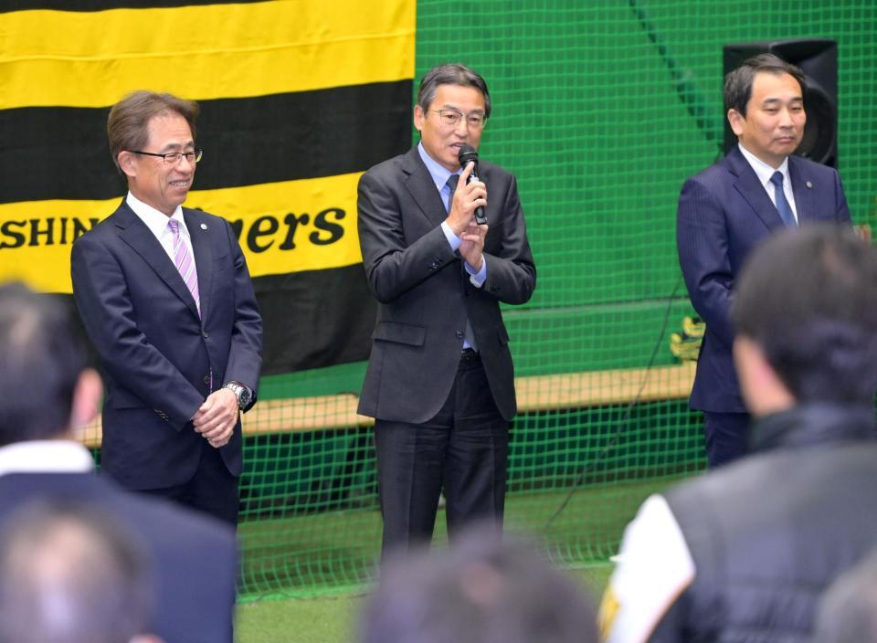 　球団納めの会であいさつする百北幸司球団社長（中央）。左は粟井一夫新球団社長（撮影・立川洋一郎）
