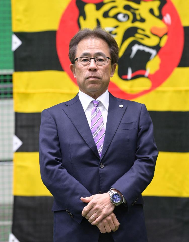 　球団納めの会に出席する粟井一夫新球団社長（撮影・立川洋一郎）