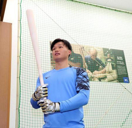 　来季向けの試作バットを手にする森下（撮影・山口登）